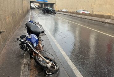 Motociclista morre em colisão frontal em trincheira em Cuiabá