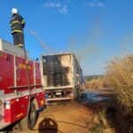 Corpo de Bombeiros combate incêndio em carreta que transportava pluma de algodão