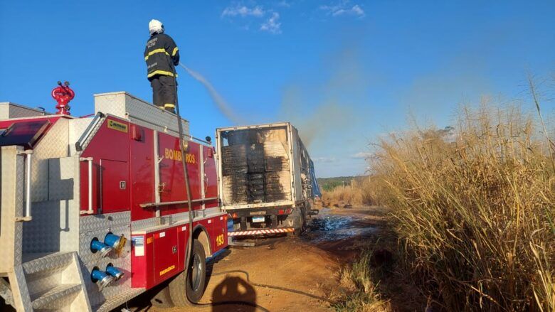 Corpo de Bombeiros combate incêndio em carreta que transportava pluma de algodão