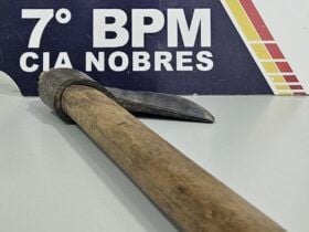 Homem embriagado ameaça vizinhos com machado e é preso pela PM em Nobres