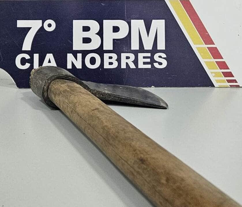 Homem embriagado ameaça vizinhos com machado e é preso pela PM em Nobres