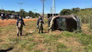 MT 449: Acidente entre carro de passeio e motocicleta deixa veículos destruídos