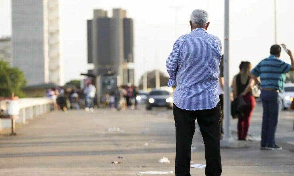 Nova regra garante Bolsa Família para idosos enquanto aguardam aprovação do BPC