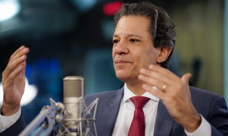 08/05/2024 – O Ministro da Fazenda, Fernando Haddad, durante entrevista no programa Bom Dia, Ministro, nos estúdios da EBC. Foto: Rafa Neddermeyer/Agência Brasil