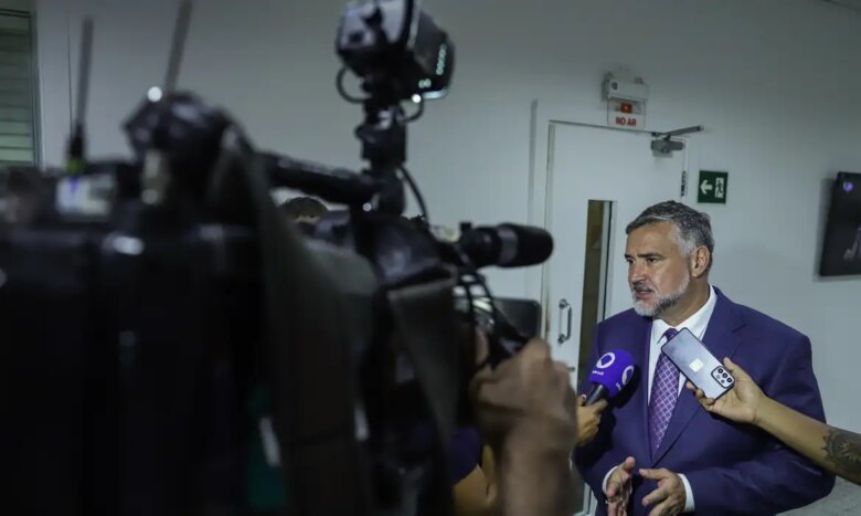 Brasília (DF), 03/05/2024 - Ministro de Comunicação social, Paulo Pimenta durante entrevista após participar do programa, Bom dia, Ministro, nos estúdios da Empresa Brasil de Comunicação (EBC). Foto: Joédson Alves/Agência Brasil