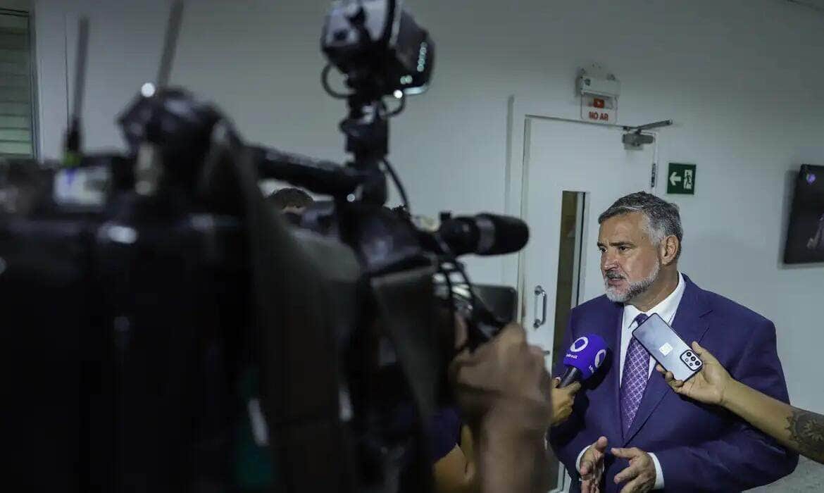 Brasília (DF), 03/05/2024 - Ministro de Comunicação social, Paulo Pimenta durante entrevista após participar do programa, Bom dia, Ministro, nos estúdios da Empresa Brasil de Comunicação (EBC). Foto: Joédson Alves/Agência Brasil