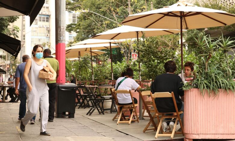 A prefeitura de São Paulo autorizou os bares e restaurantes a instalarem mesas e cadeiras nas áreas de estacionamento das ruas da cidade Por: Rovena Rosa/Agência Brasil