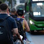 Rio de Janeiro (RJ) 30/04/2024 – Trabalhadores usam ônibus em deslocamento na volta para casa, na região da Central do Brasil. Foto: Fernando Frazão/Agência Brasil