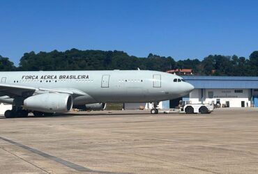 CHUVAS NO RS - Aeronave KC-30 decola da Base Aérea de São com destino à Base Aérea de Canoas (BACO), carregando 34 toneladas, com fardos de água, cestas básicas, colchões, cobertores e medicamentos, doados pela população, por meio da campanha Por: FAB