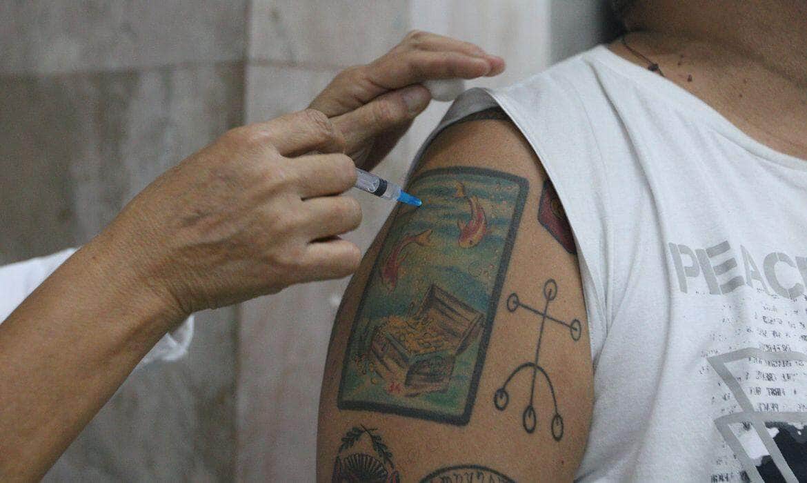 São Paulo (SP), 02/05/2023 - Aplicação da vacina bivalente contra a covid-19 no posto móvel de vacinação da Unidade Básica de Saúde - UBS República na galeria subterrânea da praça do Patriarca. Foto: Rovena Rosa/Agência Brasil/Arquivo