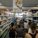 Vitória (ES) - Supermercados lotados com filas nos caixas e na entrada funcionam com horário reduzido (Tânia Rêgo/Agência Brasil)