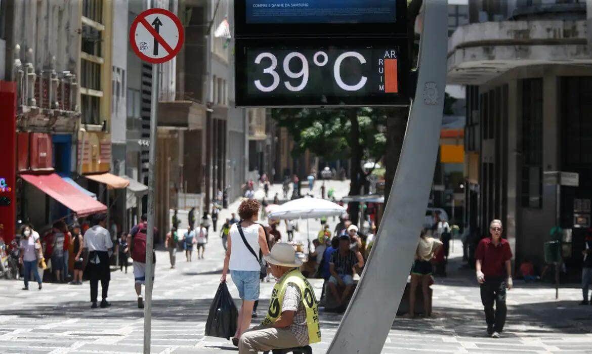 São Paulo SP 12/11/2023 Termometro marcando 39 graus na região da Praça da Sé. Foto: Paulo Pinto/Agência Brasil