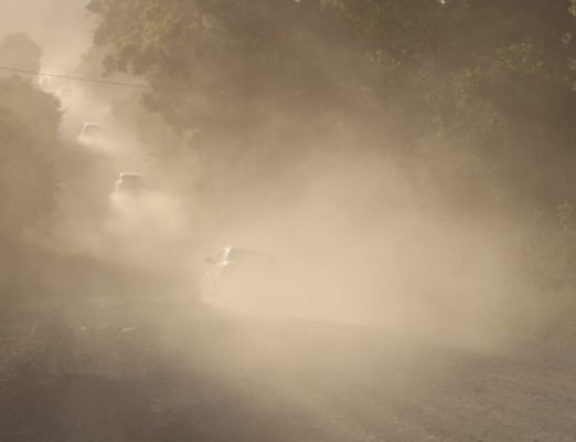 poeira na estrada