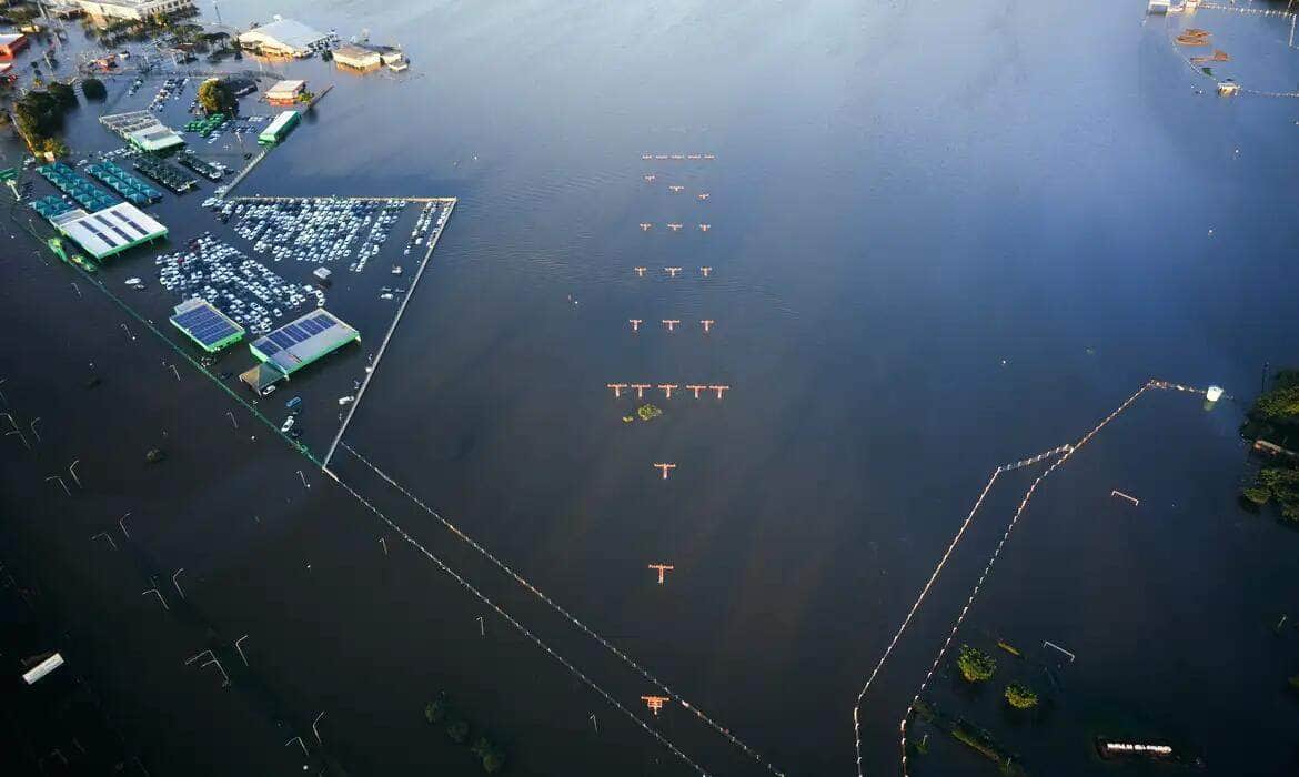 PORTO ALEGRE, RS, BRASIL, 14. 05. 2024 - Imagens aéreas de Porto Alegre e Região Metropolitana na tarde de terça-feira, 14 de maio de 2024. Devido as fortes chuvas, o Aeroporto de Porto Alegre continua alagado pela enchente. Foto: Mauricio Tonetto/ Secom