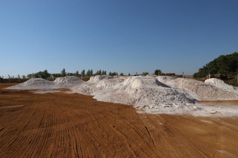 Agricultores familiares receberam do Governo de MT mais de 47,7 mil toneladas de calcário para tornar solo mais produtivo