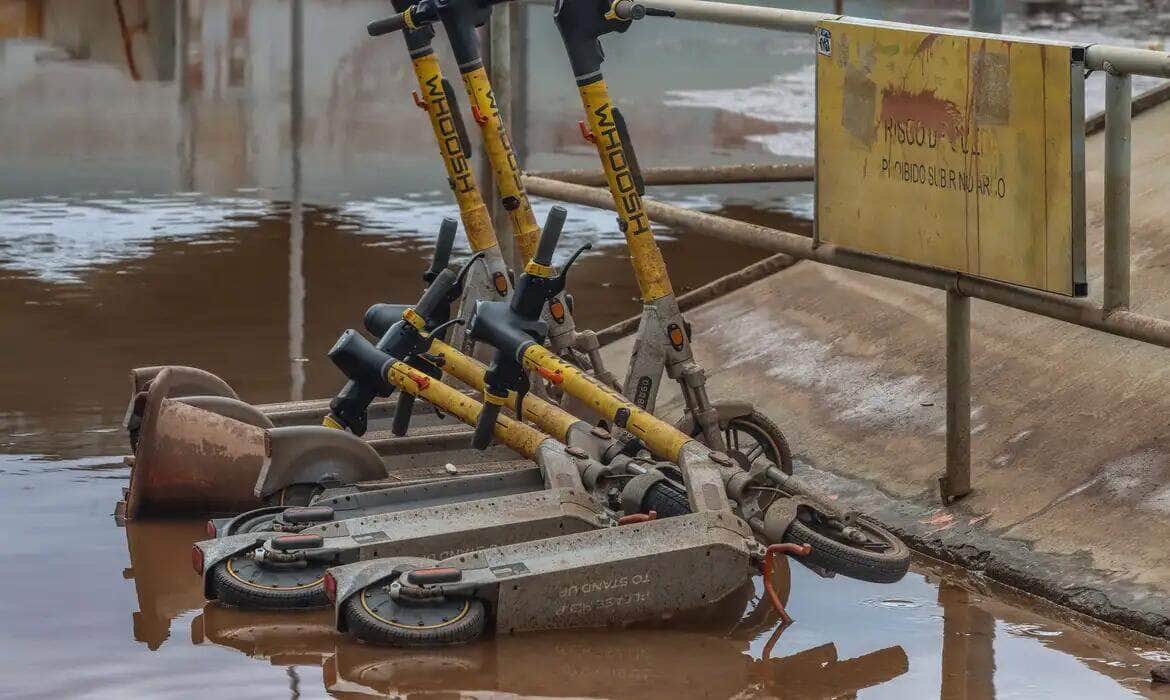 Porto Alegre (RS), 20/05/2024 – CHUVAS RS- LIMPEZA - Comerciantes retiram entulho e limpam lojas para retomar os negócios no Centro Histórico de Porto Alegre. Foto: Rafa Neddermeyer/Agência Brasil