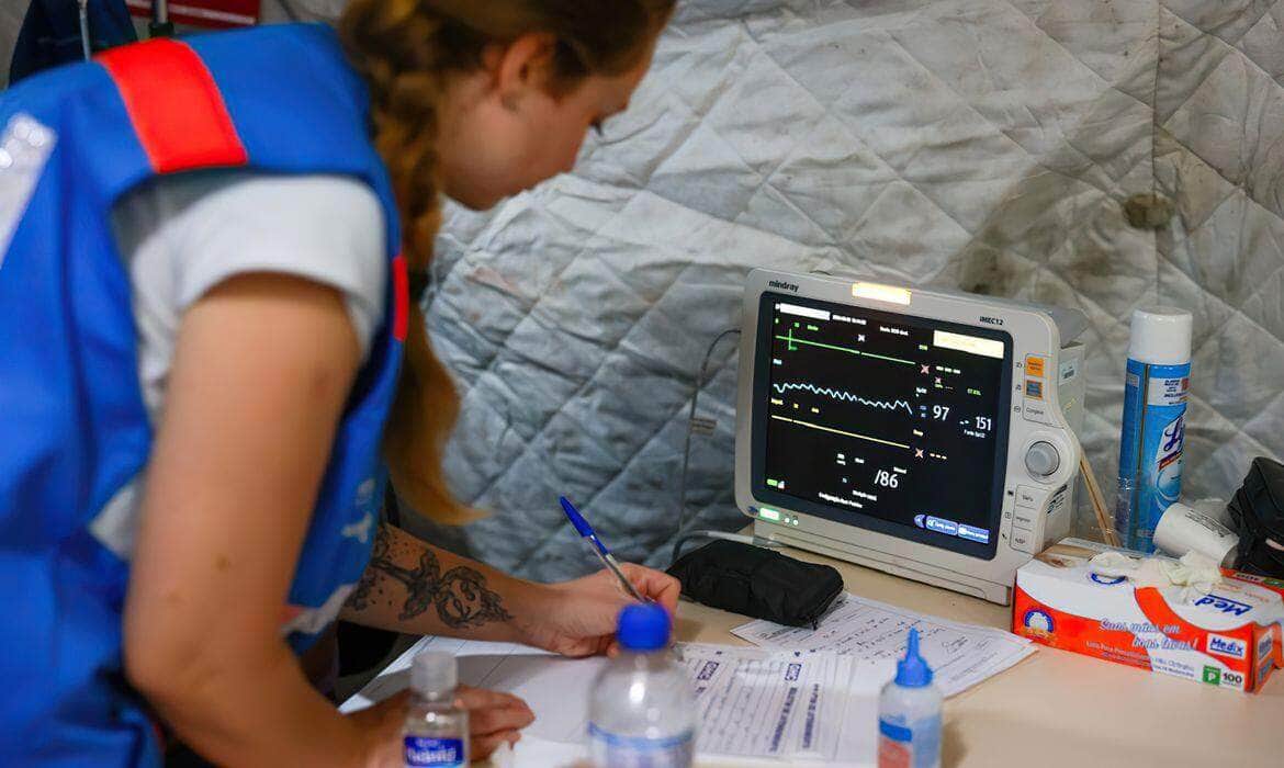 O Governo Federal já implementou o primeiro Hospital de Campanha que irá atender a população atingida pelas fortes chuvas em Canoas. A estrutura, que funciona 24 horas, está operando junto à Ulbra, no bairro São José. O local conta com uma equipe especializada nesse tipo de atendimentos, com medicamentos e suporte para atender casos de média complexidade de cólera, leptospirose e tétano. Foto: Pref. Canoas/Divulgação
