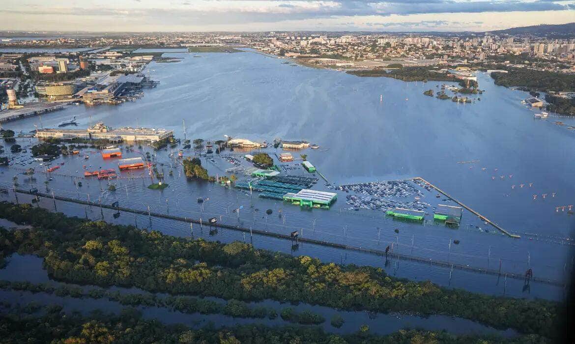 PORTO ALEGRE, RS, BRASIL, 14. 05. 2024 - Imagens aéreas de Porto Alegre e Região Metropolitana na tarde de terça-feira, 14 de maio de 2024. Devido as fortes chuvas, o Aeroporto de Porto Alegre continua alagado pela enchente. Foto: Mauricio Tonetto/ Secom