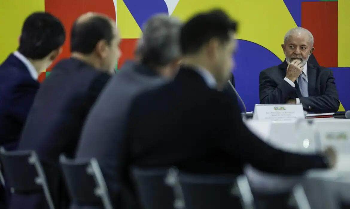 Brasília (DF) 20/05/2024 - Presidente Luiz Inácio Lula da Silva (c) participa da reunião para anúncios referentes ao setor da indústria do aço. Foto: Joédson Alves/Agência Brasil