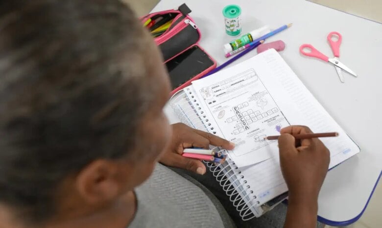 02/04/2024 - Com menor taxa de analfabetismo do país, DF é referência em educação O Distrito Federal é a unidade da Federação com a menor taxa de analfabetismo do país (1,7%), segundo dados da Pesquisa Nacional por Amostra de Domicílios (PNAD) Contínua mais recente. Adultos sendo alfabetizados na escola. Foto: Geovana Albuquerque/Agência Brasília