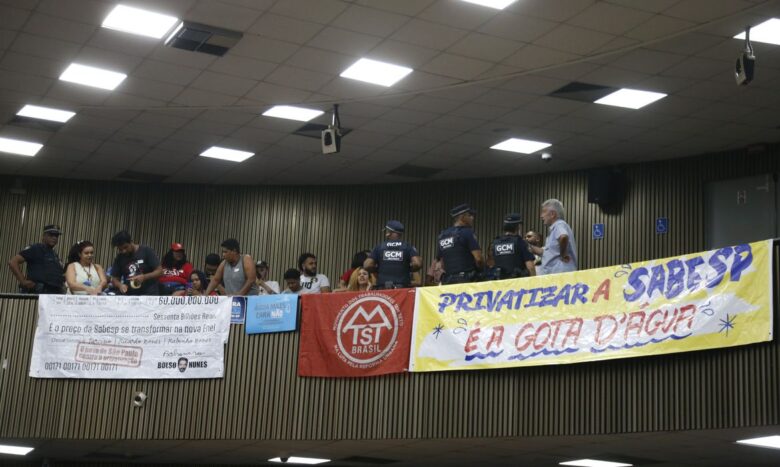 São Paulo (SP) 02/05/2024 - Manifestação contra a privatização da SABESP, na Câmara de Vereadores de São Paulo.  Foto: Paulo Pinto/Agência Brasil