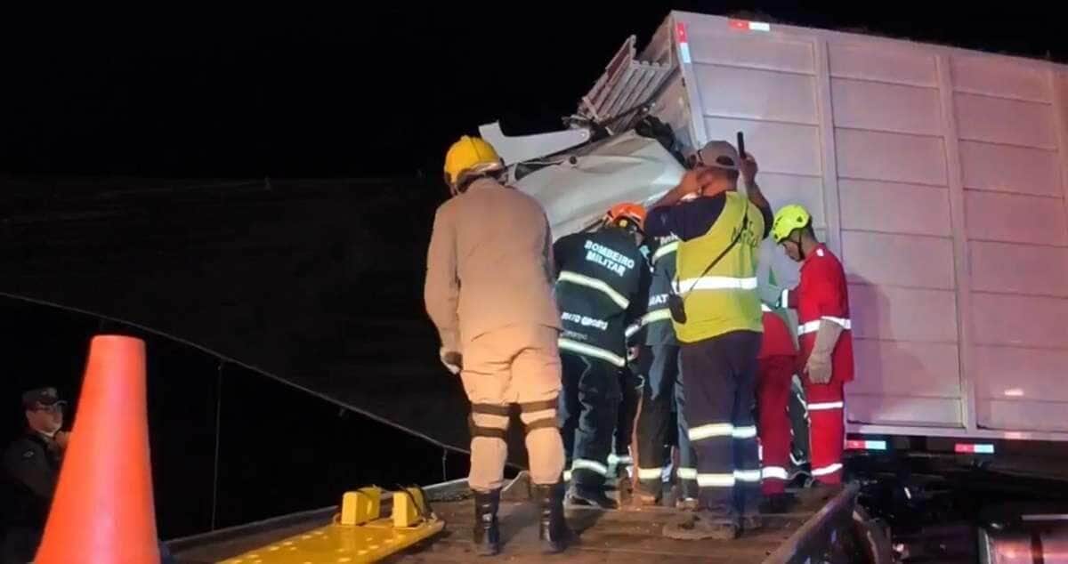 Motorista morre preso às ferragens após colisão entre caminhões na MT-220