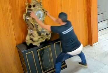 - Imagens de câmeras de segurança mostram relógio do século XVII sendo destruído por manifestante golpista. Por: Divulgação
