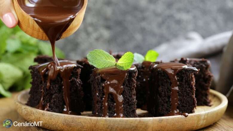 Bolo de chocolate com calda