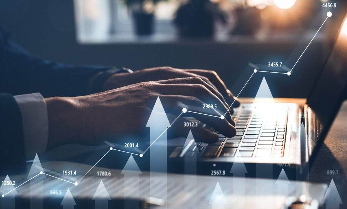 Businessman using laptop for analyzing data stock market. Forex trading graph concept. Trading forex data information. - Fotos do Canva