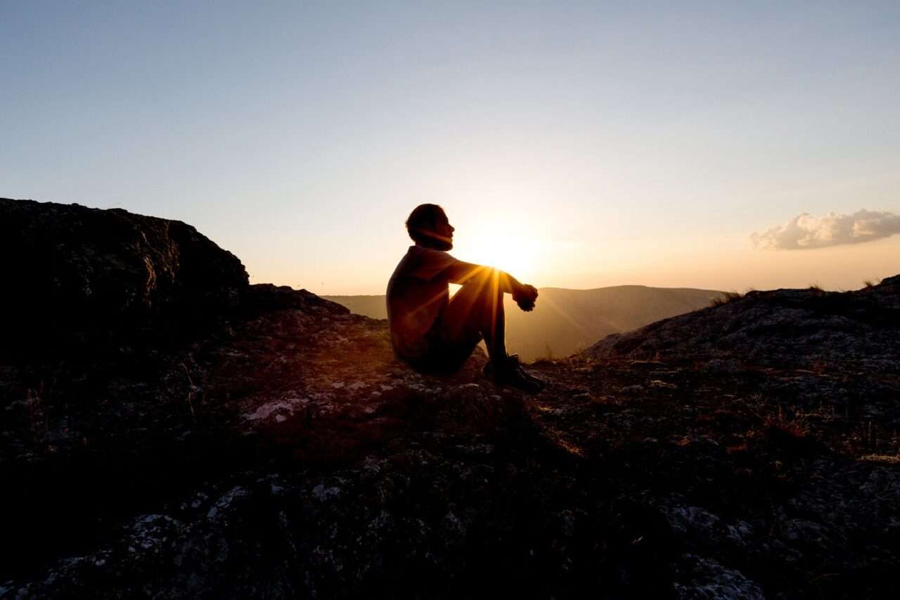 Cara descansando ao pôr do sol - Fotos do Canva