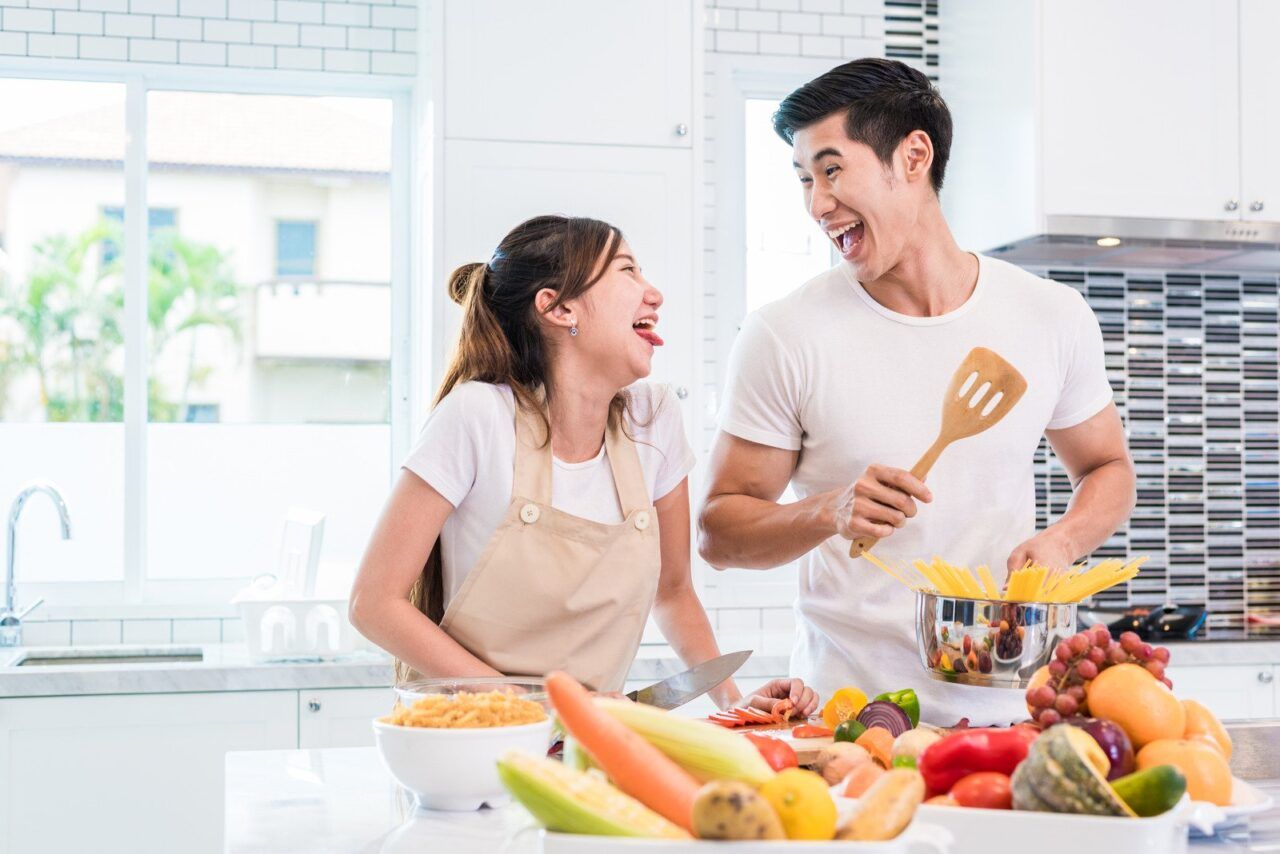 Casal asiático cozinhando juntos na cozinha - Fotos do Canva