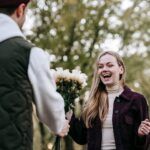 Casal feliz tendo momento romântico - Fotos do Canva