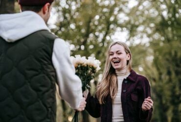 Casal feliz tendo momento romântico - Fotos do Canva