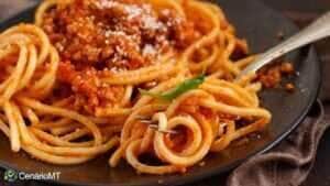 Como fazer macarrão com molho de tomate