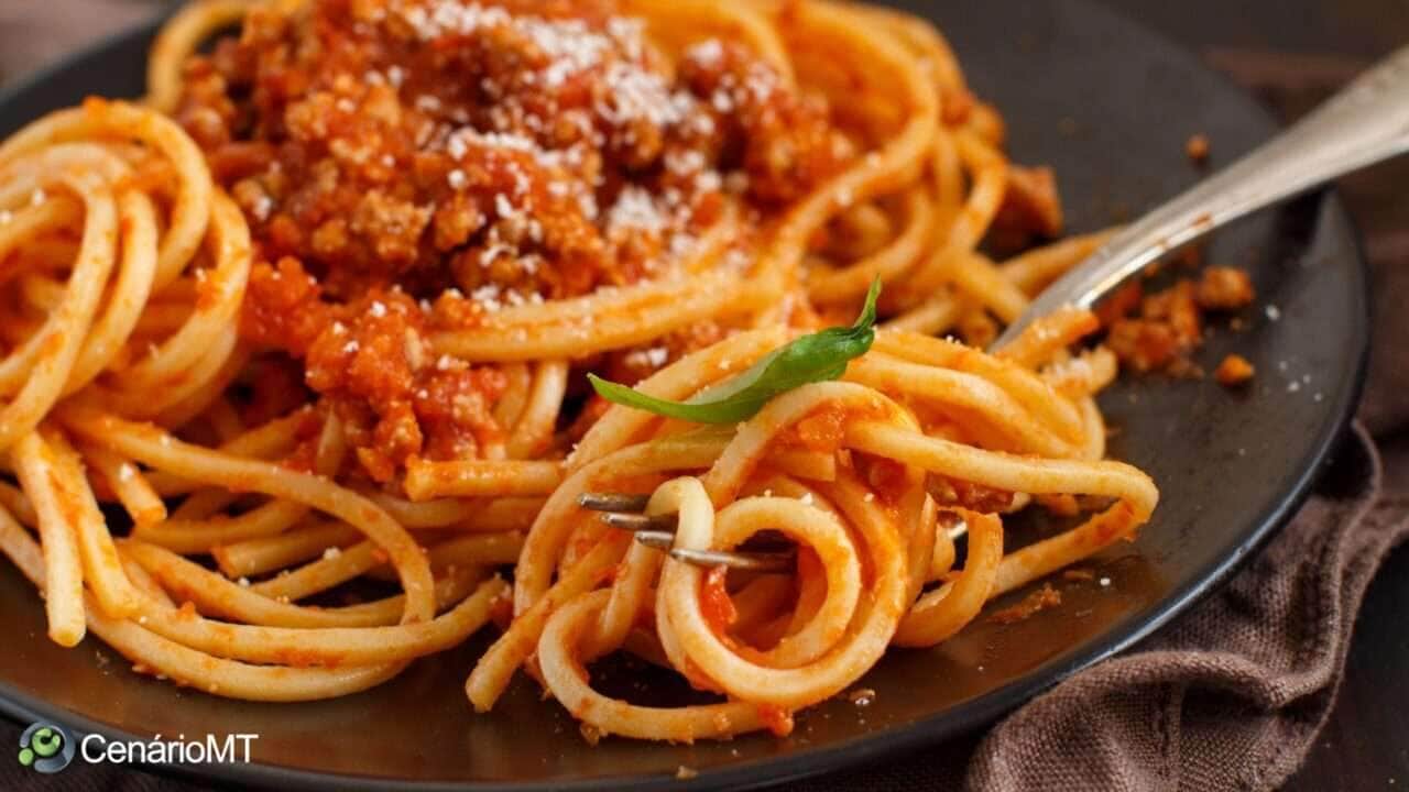 Como fazer macarrão com molho de tomate