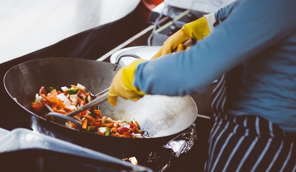 Cozinhar em casa garante maior controle sobre os ingredientes e evita a contaminação cruzada