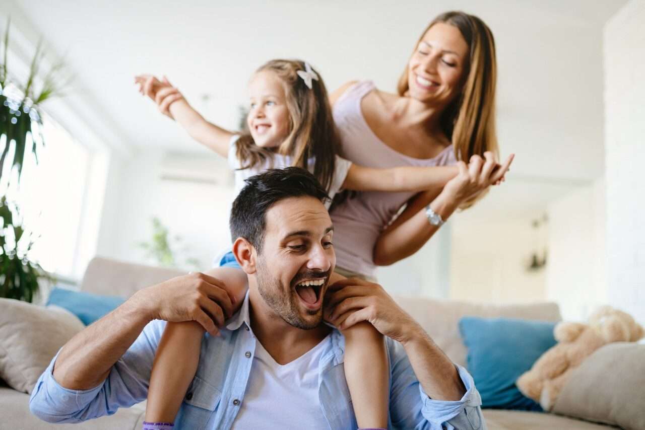 Família feliz se divertindo em casa - Fotos do Canva
