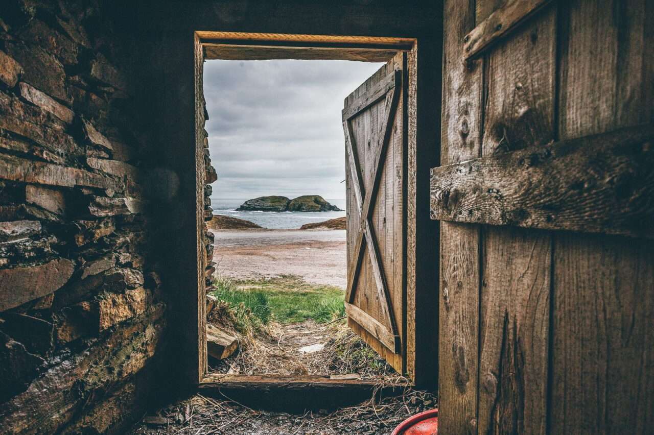 Galpão de porta aberta de madeira marrom - Fotos do Canva
