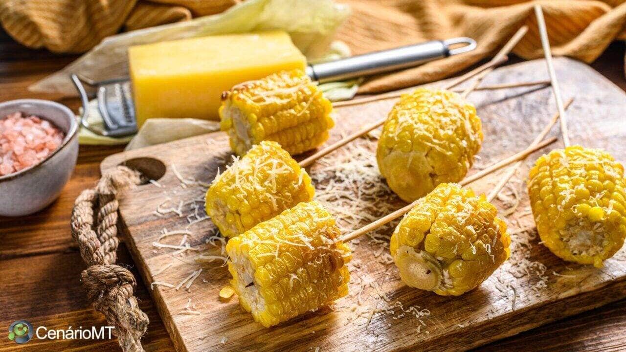 Milho cozido com queijo