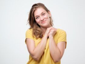 Mulher caucasiana satisfeita sorrindo amplamente, feliz em receber elogios de amigos - Fotos do Canva