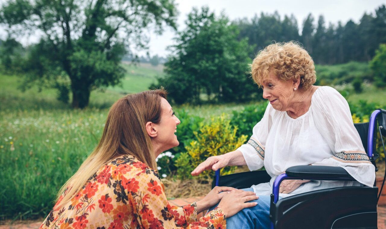 Mulher jovem conversando com mulher idosa - Fotos do Canva