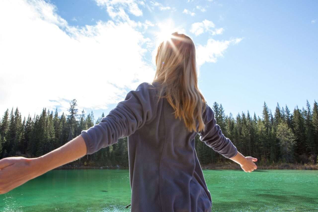 Mulher na natureza, autocuidado e limites - Fotos do Canva