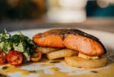 Salmão Grelhado com Molho de Maracujá - Imagem Canva