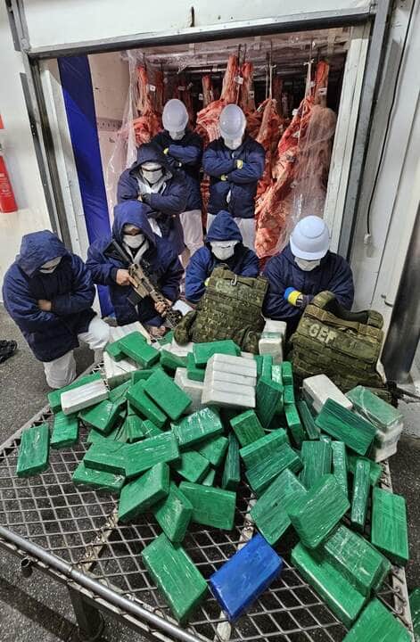 Abordagem aconteceu na região da Vila Caramujo, onde uma equipe fazia fiscalização com emprego de cães farejadores