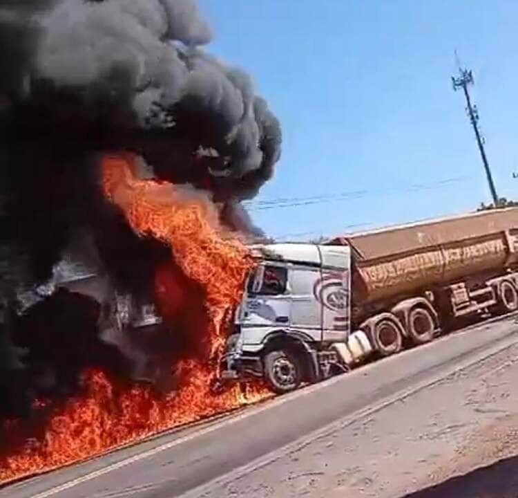 Colisão entre carretas provoca incêndio e mobiliza equipes de resgate