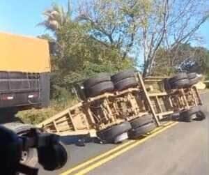 Tombamento de vagão de carreta na BR-364 em Jaciara gera interdição parcial da pista