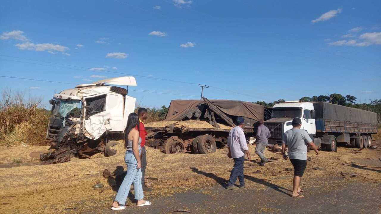 Colisão frontal entre carretas na BR-163 em Vera deixa dois mortos