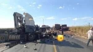 Colisão frontal entre carretas na BR-163 em Vera deixa dois mortos