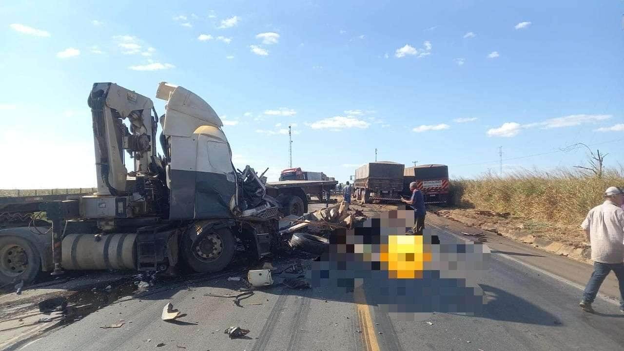 Colisão frontal entre carretas na BR-163 em Vera deixa dois mortos