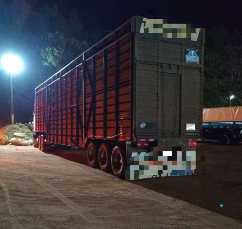 Motorista morre eletrocutado ao subir na gaiola do caminhão para verificar gado